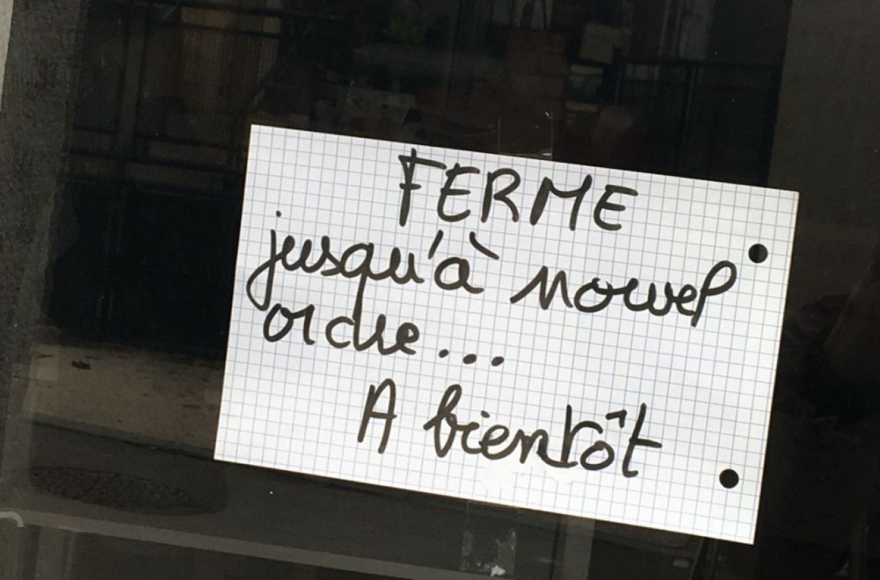 Ce genre de pancarte est affichée sur les vitrines de tous les commerces non alimentaires depuis vendredi 30 octobre, à l'exception de quelques villes où les maires ont pris des arrêtés pour les maintenir ouverts. © Traces Ecrites