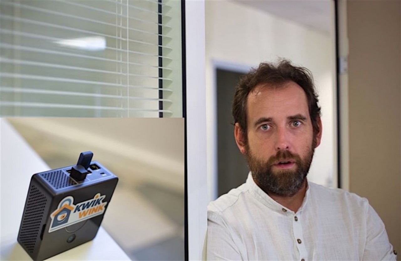 C’est ce petit boîtier, en vignette dans le portrait de Pascal Laurence, directeur de KwikWink, qui communique avec la serrure et la caméra connectées pour ouvrir la porte en l’absence des occupants. © Traces Ecrites