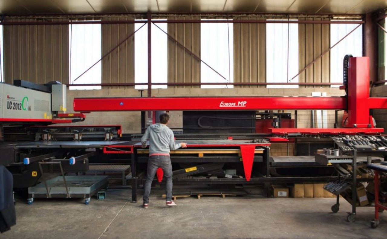 La Tôlerie Rémond a investi dans une machine laser et poinçonnage afin de réaliser des découpes très précises. © Arnaud Morel