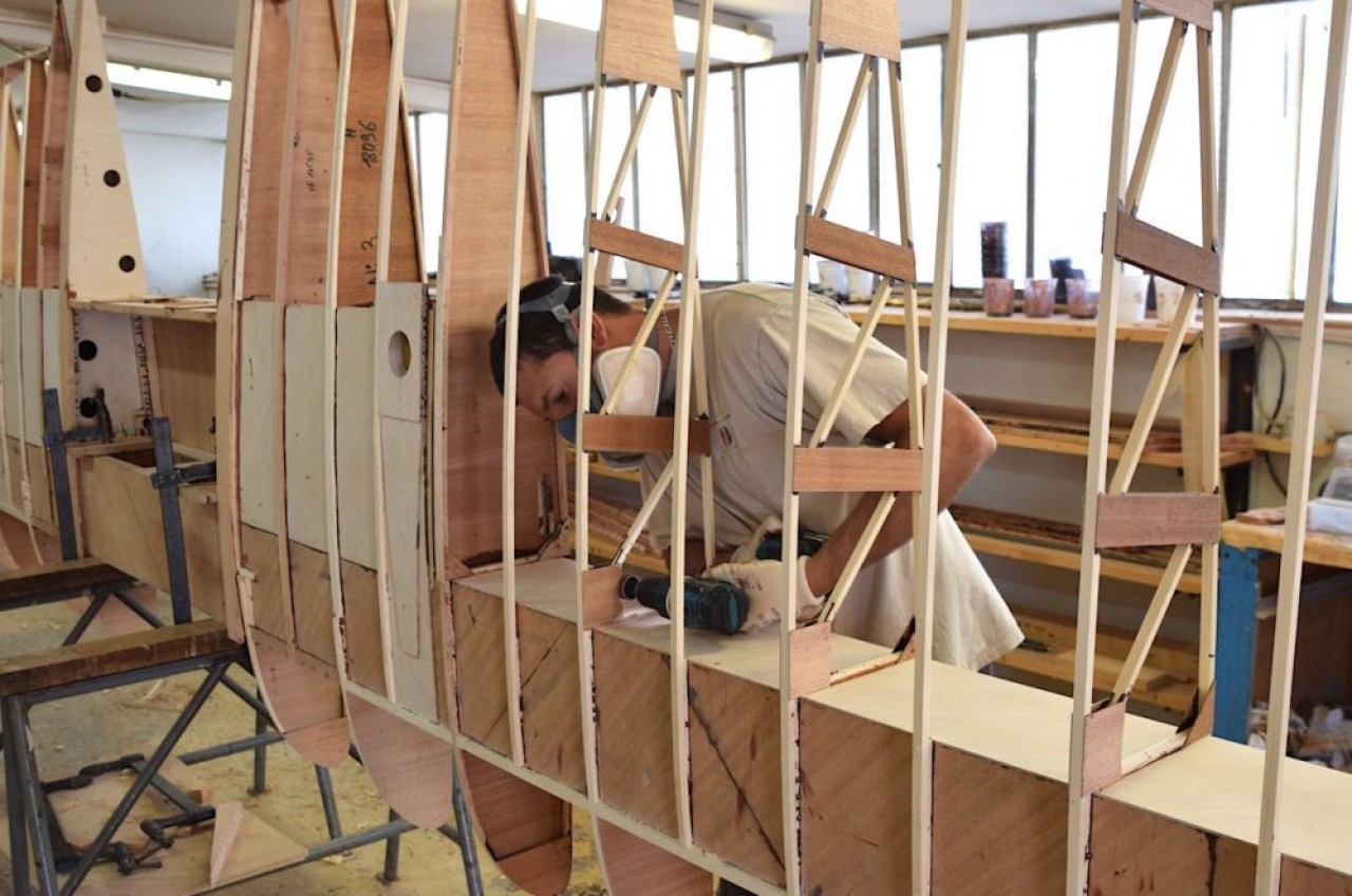 Dans l'atelier de Robin Aircraft, ponçage d'une des nombreuses nervures de la voilure (ici l'aile). © Traces Ecrites