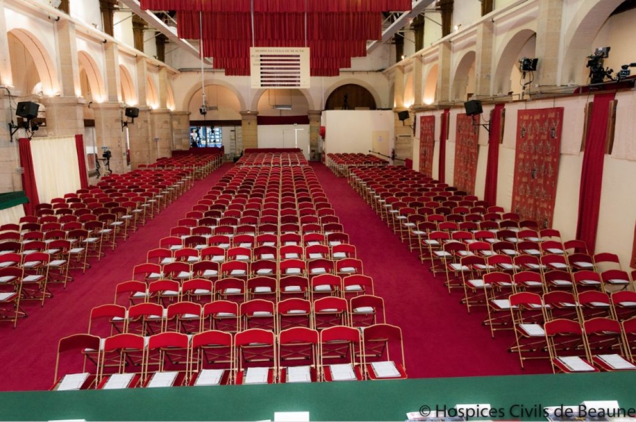 De 568 places assises comme la configuration ci-dessus, la salle des ventes passera dimanche 15 novembre à seulement 250, élus et personnel de Christie's inclus, crise sanitaire oblige.