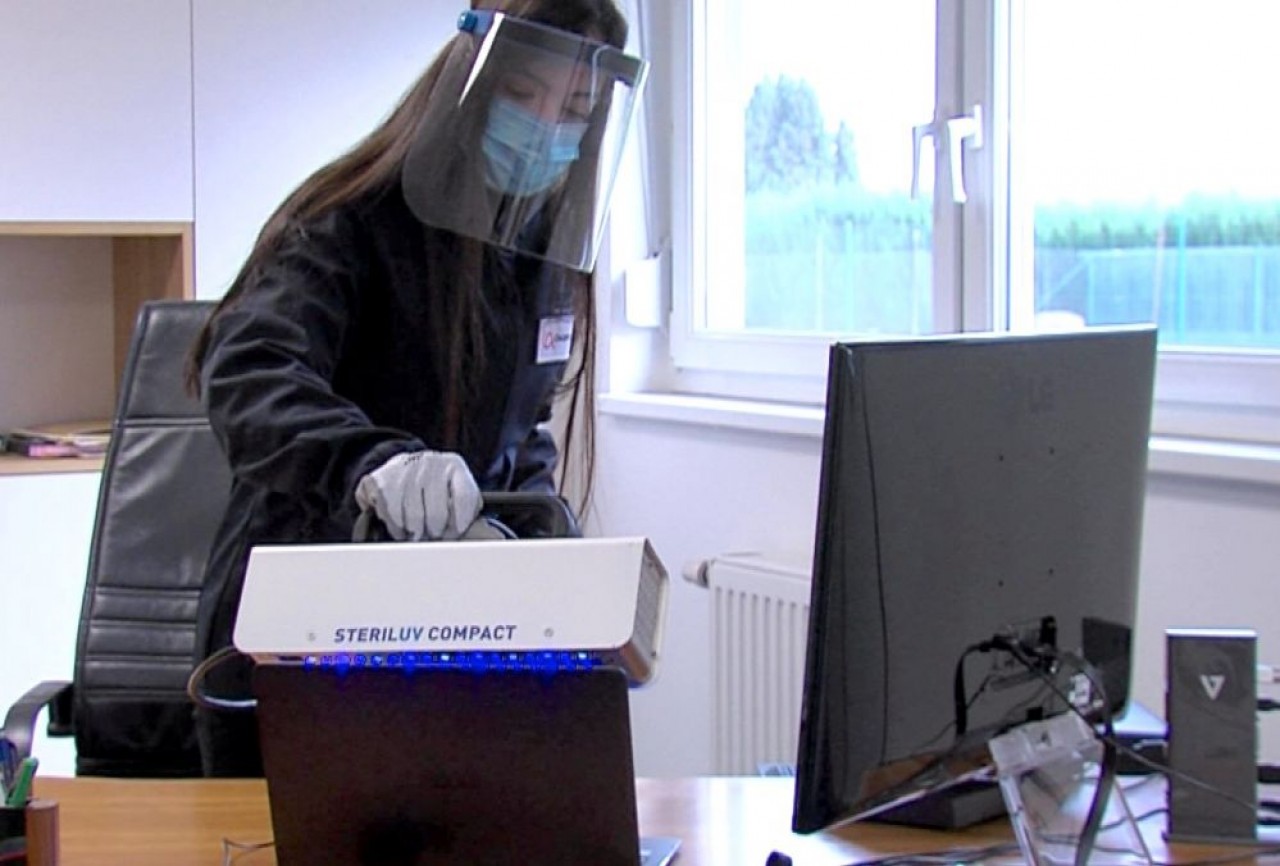 Dans un appareil portatif, Concept Light associe trois longueurs d'ondes de rayons UV, chacun jouant un rôle particulier pour l'élimination des virus ou bactéries. © Concept Light