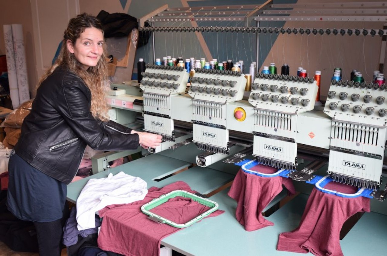 Eugénie Gay, fondatrice des Chipies d'Eugénie, s'est formée elle-même à la broderie, à la couture et au tricotage. © Traces Ecrites