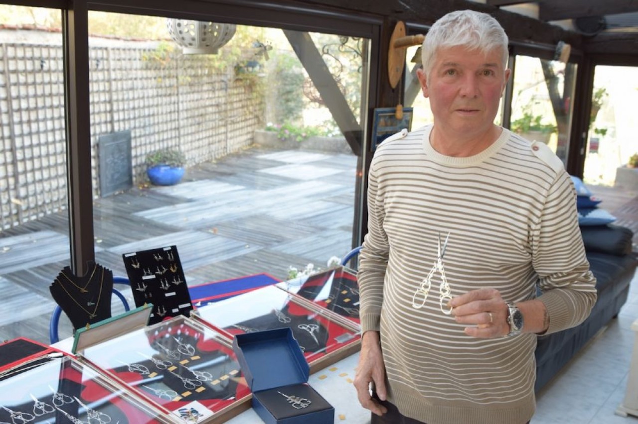 Fabrice Liiri, dernier fabricant de ciseaux ouvragés de broderie comme de collection et Meilleur Ouvrier de France (MOF). © Traces Ecrites