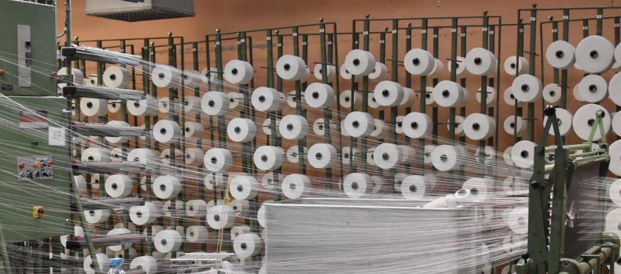 Pierre Schmitt qui dirige un groupe d'entreprises dans le textile en Alsace, veut relocaliser filature et tissage en France en pariant sur le biosourcé. © Julie Giorgi