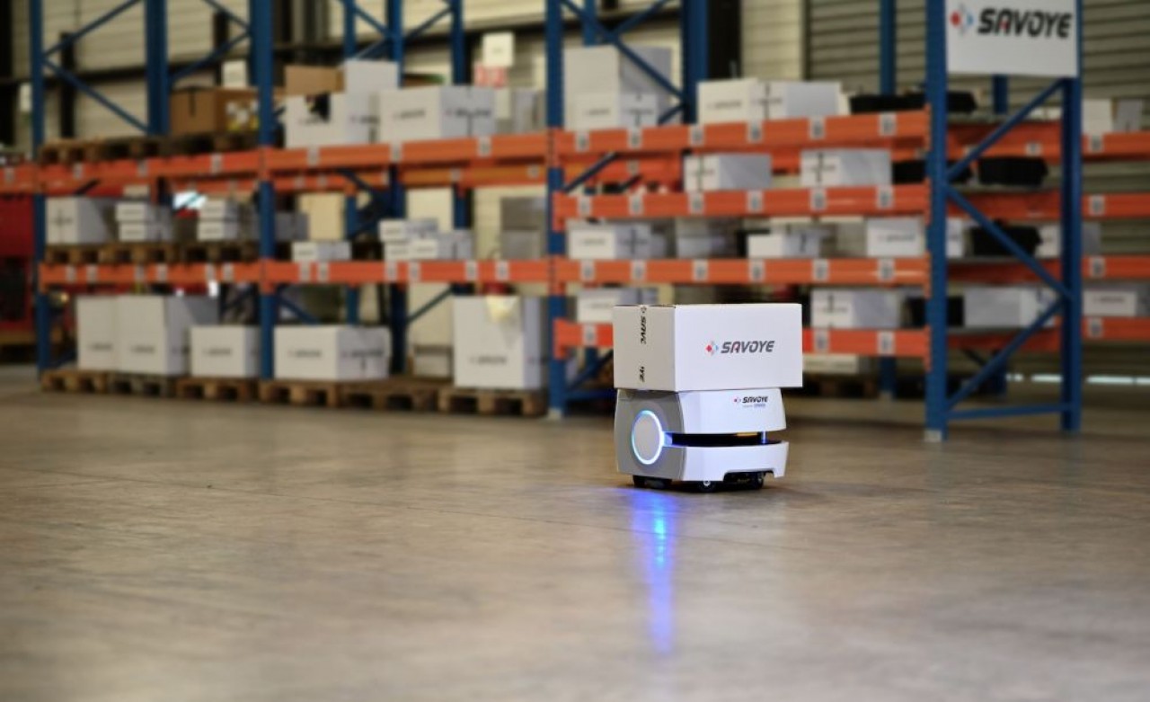 Cobot autonome Omron avec une solution logicielle Savoye.