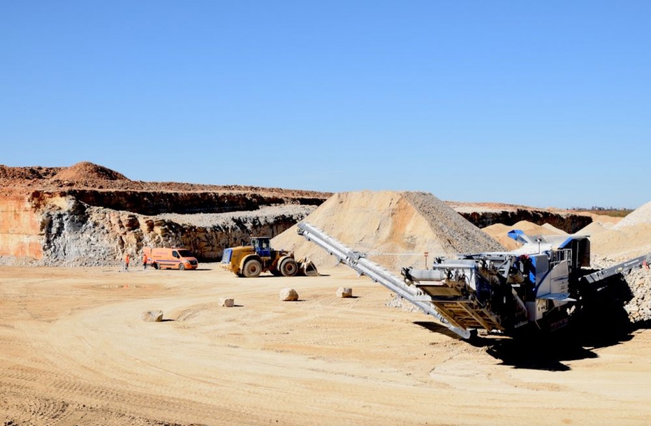 La carrière de Prenois (Côte-d'Or) s'étend sur 15 hectares, dont 12 exploitables pour l'extraction de roches calcaires appelées à devenir des agrégats routiers et de drainage. © Traces Ecrites