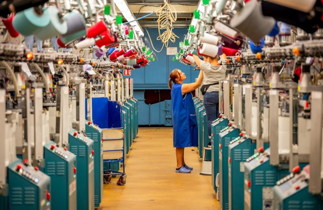 L'un des derniers fabricants français de chaussettes remet à plat sa stratégie de marque et de distribution pour résister aux prix bas importés. © Labonal