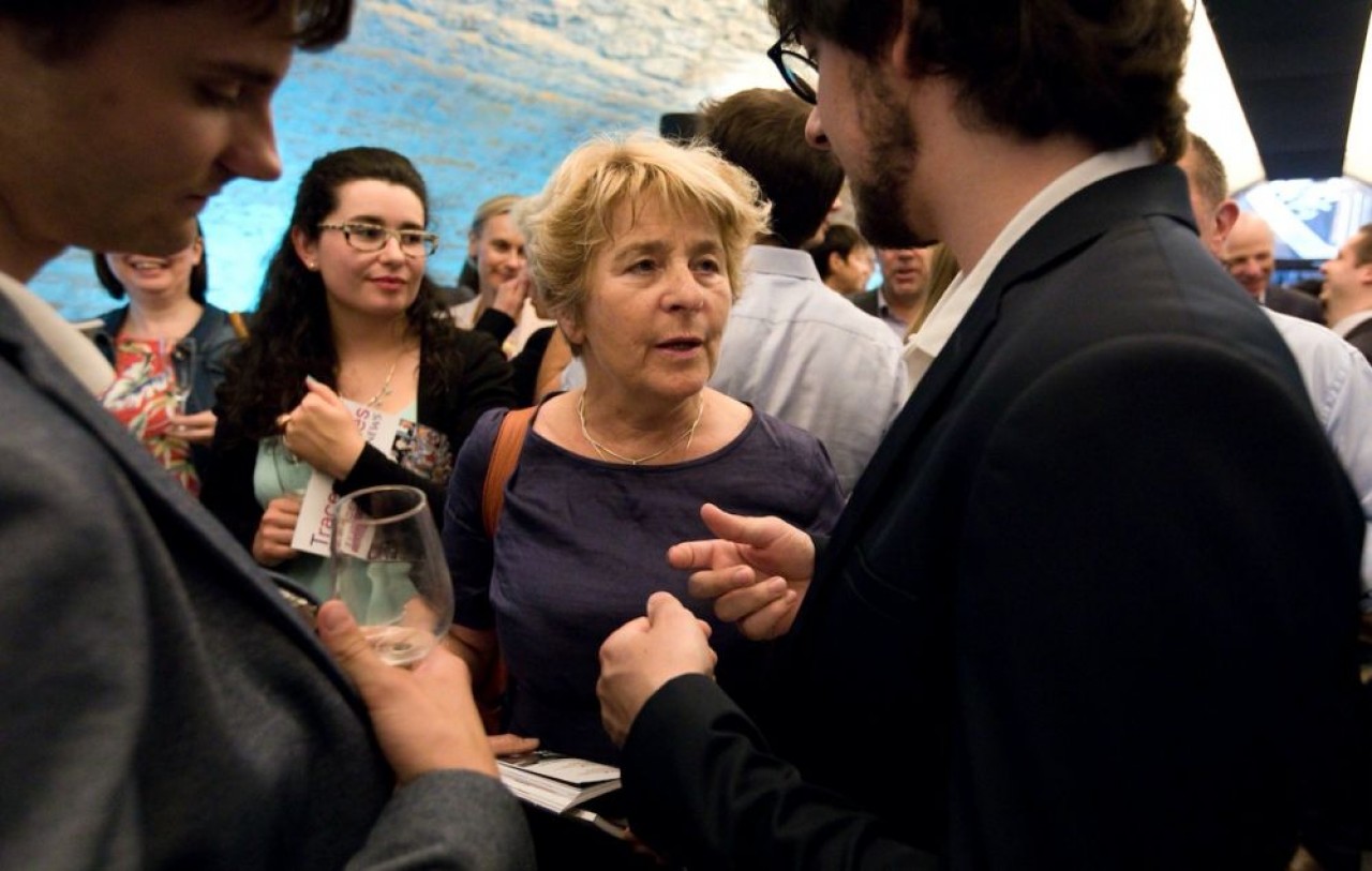 Marie-Guite Dufay a montré qu'elle affectait particulièrement la rencontre avec les entrepreneurs. Ici, lors du lancement de l’édition 2018 du magazine Le best of de Traces Ecrites News avec les jeunes ingénieurs d’Ergo Briante de Belfort. © J.-C.Tardivon