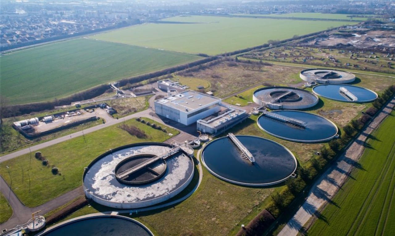La station d'épuration de Dijon-Longvic, ici survolée par un drone, captera la majorité des investissements des 9 années à venir. © Suez