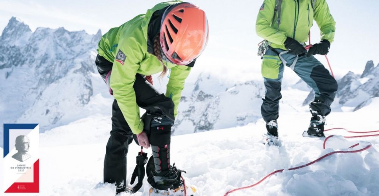 Deux des membres de la Compagnie des Guides de Chamonix en plein essayage des chaussettes chauffantes Monnet. © Monnet