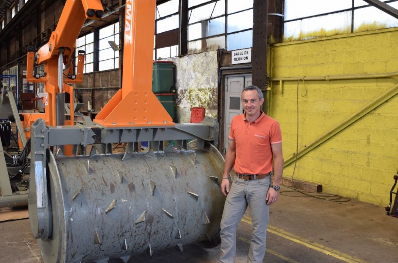 David Euvrard, le directeur général de Packmat System, à côté d'un compacteur à rouleau qui peut être vendu sur berce ou mobile dans les déchetteries. © Traces Ecrites