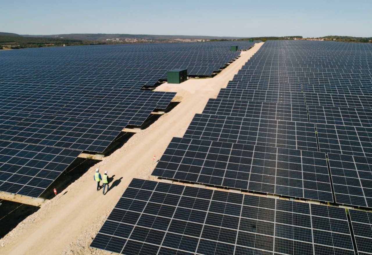 La centrale photovoltaïque de Dijon-Valmy, 16 hectares sur l'ancien centre de déchets inertes, à la lisière nord de la ville et 15,5 mégawatts-crête de puissance installée. © Ramsès Productions