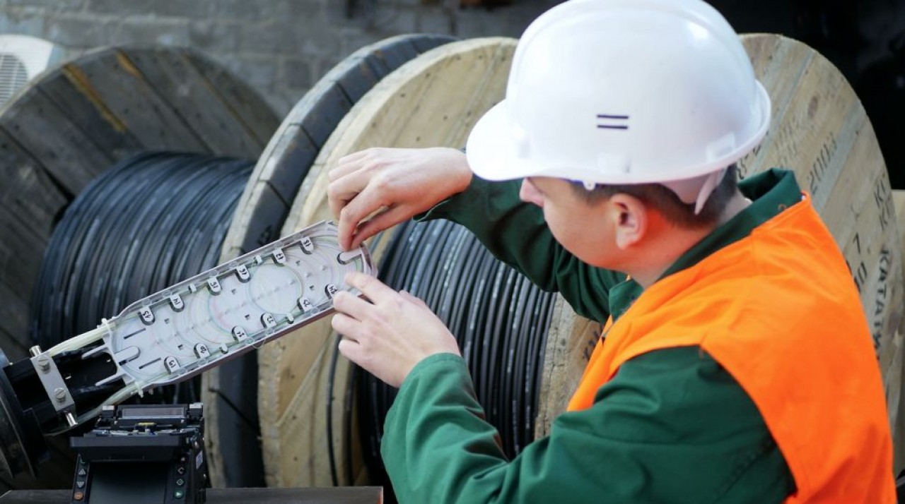 La délégation de service public avec Altitude Infra prévoit une couverture totale du département du Jura en fibre optique, fin 2024. © Shutterstock