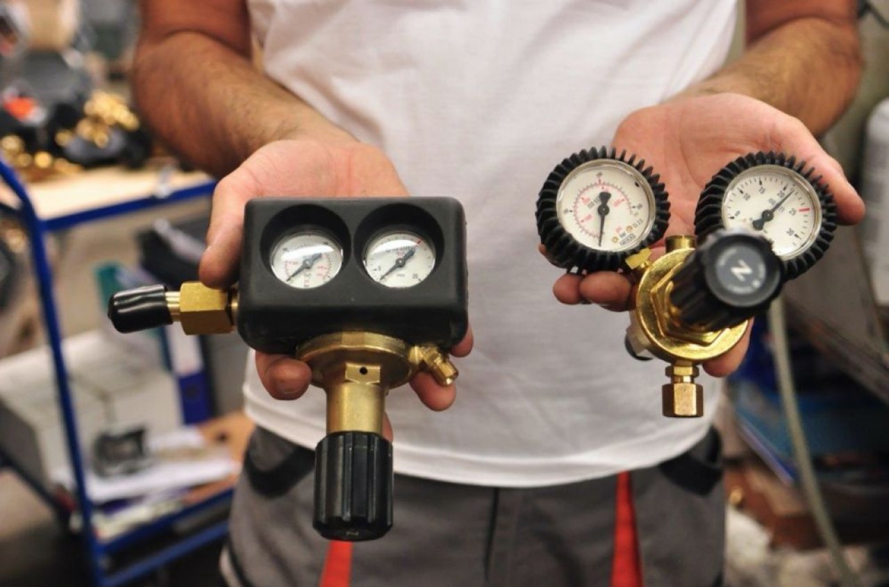 Hampiaux fabrique des chalumeaux, des raccords et des systèmes de détente (photo) et de distribution du gaz. © Philippe Bohlinger