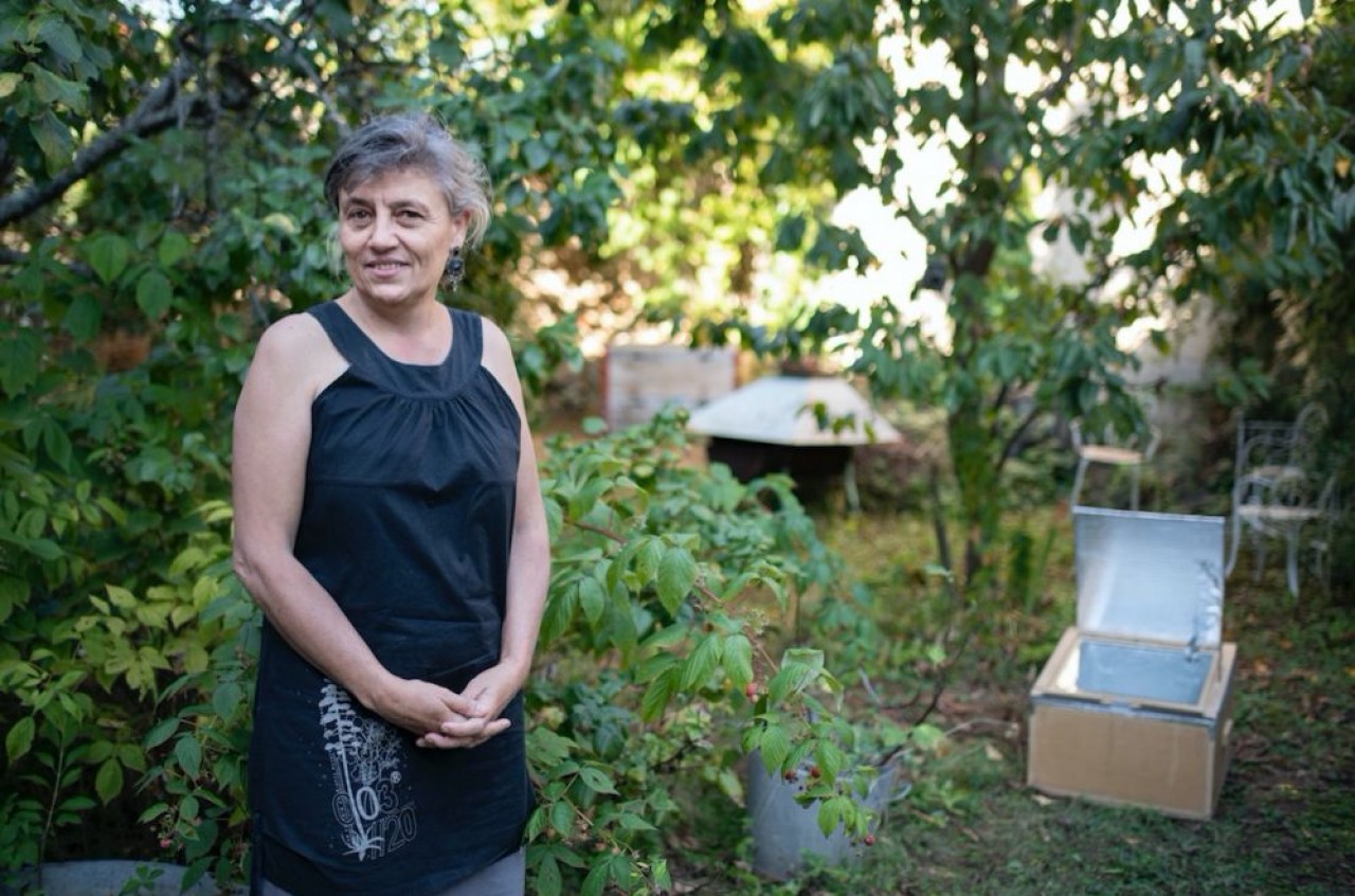 Magali Lagarde, artisane en Saône-et-Loire, a conçu un four en carton chauffé à l'énergie solaire. © Sabrina Dolidze/Divergence