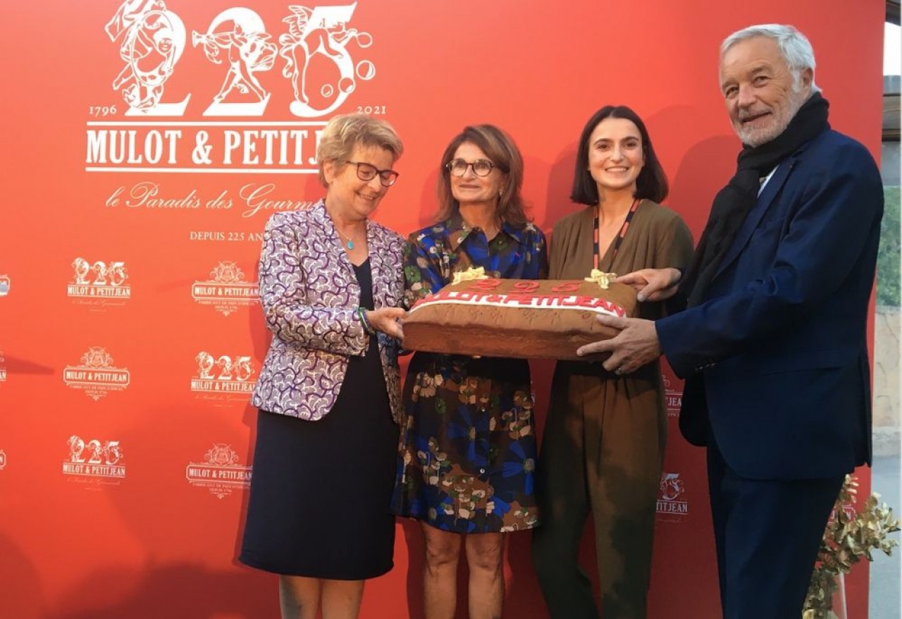 Mulot et Petitjean a soufflé ses 225 bougies avec François Rebsamen, maire de Dijon et Marie-Guite Dufay, présidente de la Région Bourgogne-Franche-Comté. Au centre, Catherine Petitjean, PDG et sa fille Marie Dugourd, directrice générale. © Traces Ecrites