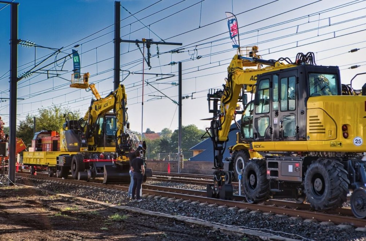 Derniers modèles de pelles rail/route pour les travaux ferroviaires du constructeur français ACX. © Arnaud Morel