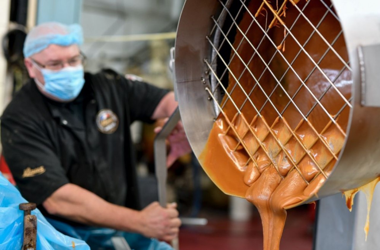 Le label Entreprises du Patrimoine Vivant que vient d’obtenir la chocolaterie Klaus à Morteau, dans le Doubs, souligne la pérennisation d’un savoir-faire artisanal. © Laurent Cheviet