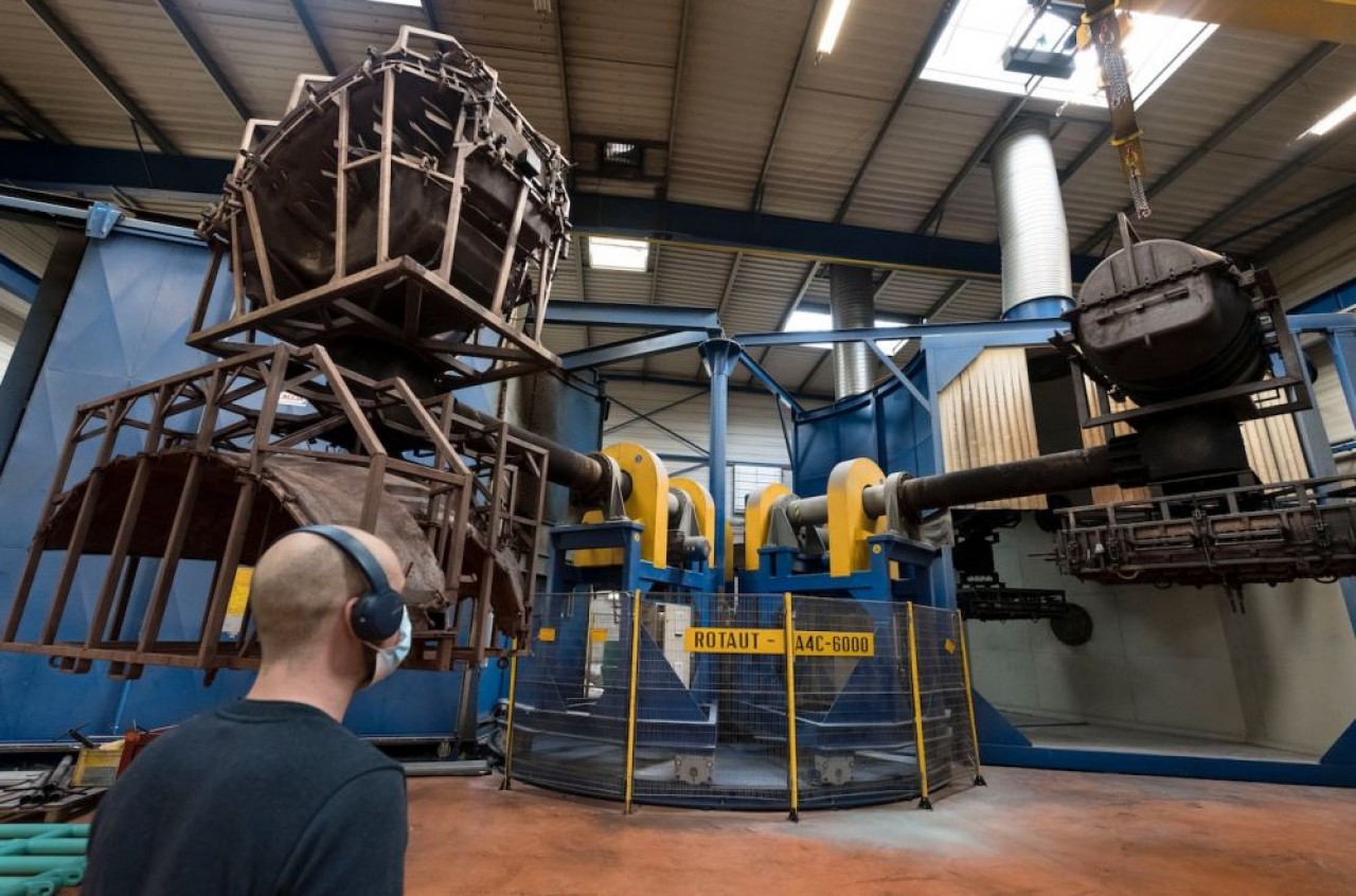 Un des techniciens de GMI devant la plus grande machine de rotomoulage d'Europe en système carrousel. © Laurent Cheviet