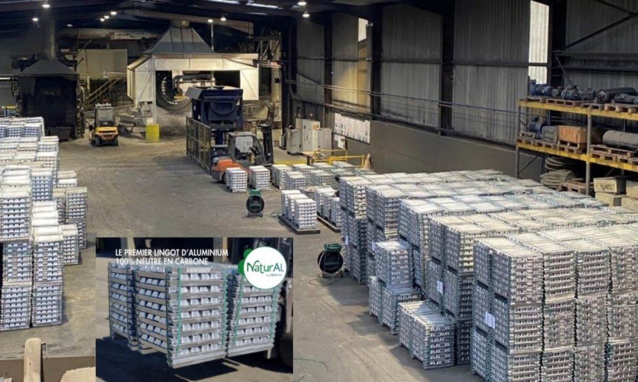 Soremo possède sa propre fonderie d’aluminium, une particularité dans son domaine. En vignette, une seconde spécificité, les lingots d'aluminium sont neutres en carbone.