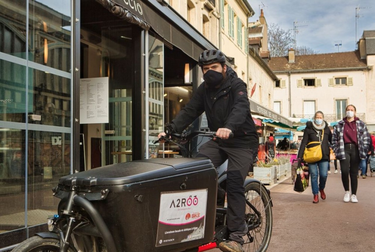 Xavier Caron, cofondateur du service de livraison à vélo, A2ROO à Dijon : la grande différence avec les plate-formes type Uber est que les coursiers ont un statut de salarié mensualisé. © Arnaud Morel