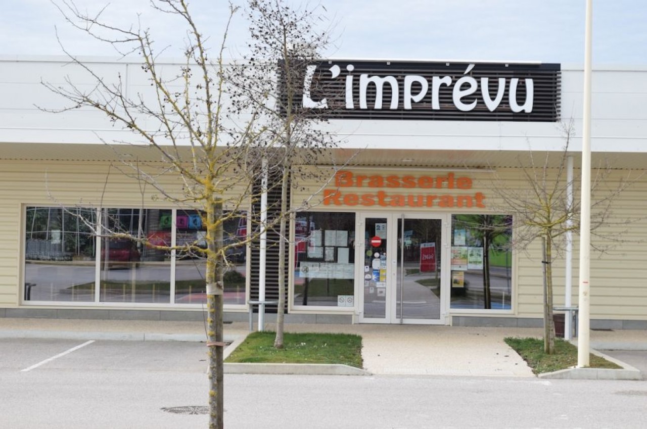 Le restaurant L'imprévu est le seul commerce fermé de la zone commerciale de Mirebeau-sur-Bèze, alors qu'on s'entasse souvent ailleurs : boulangerie, supermarché, grande surface spécialisée... © Traces Ecrites
