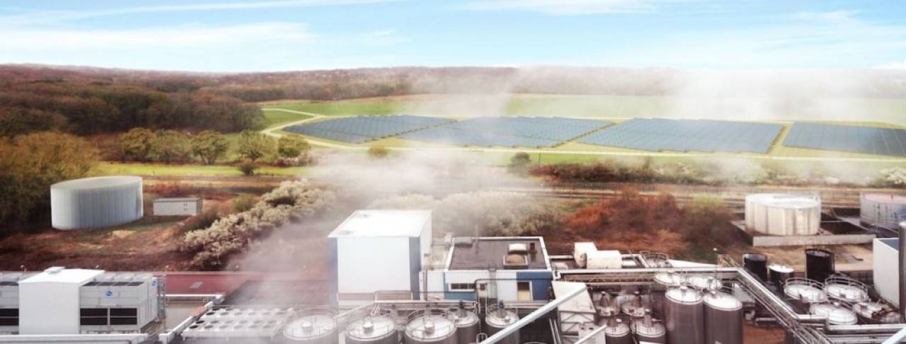 Image de simulation de l’installation de 15.000 m² de panneaux solaires thermiques réalisée par NewHeat, qui alimentera en chaleur les procédés de Lacto Sérum France à Verdun. © NewHeat