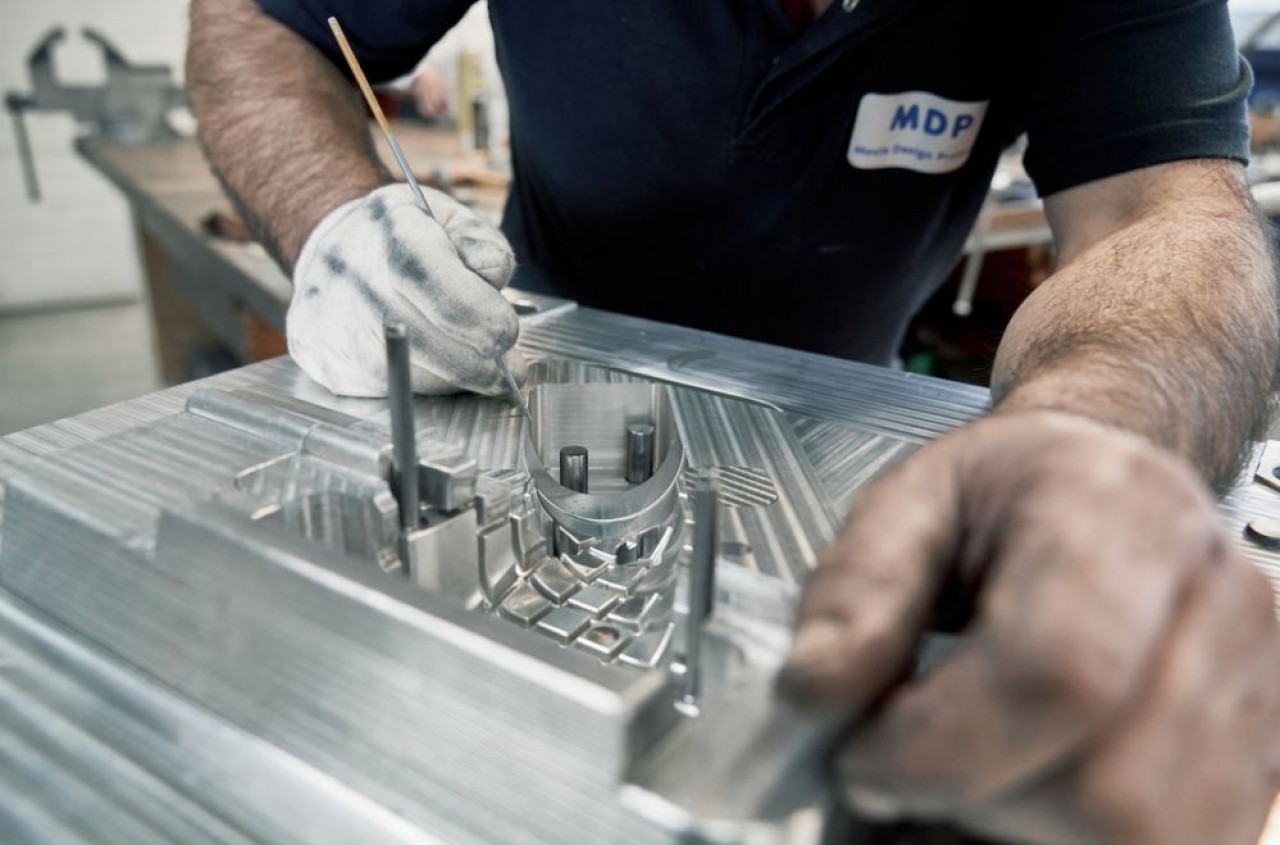 Moule aluminium en pleine opération d'ajustage. © MDP Team