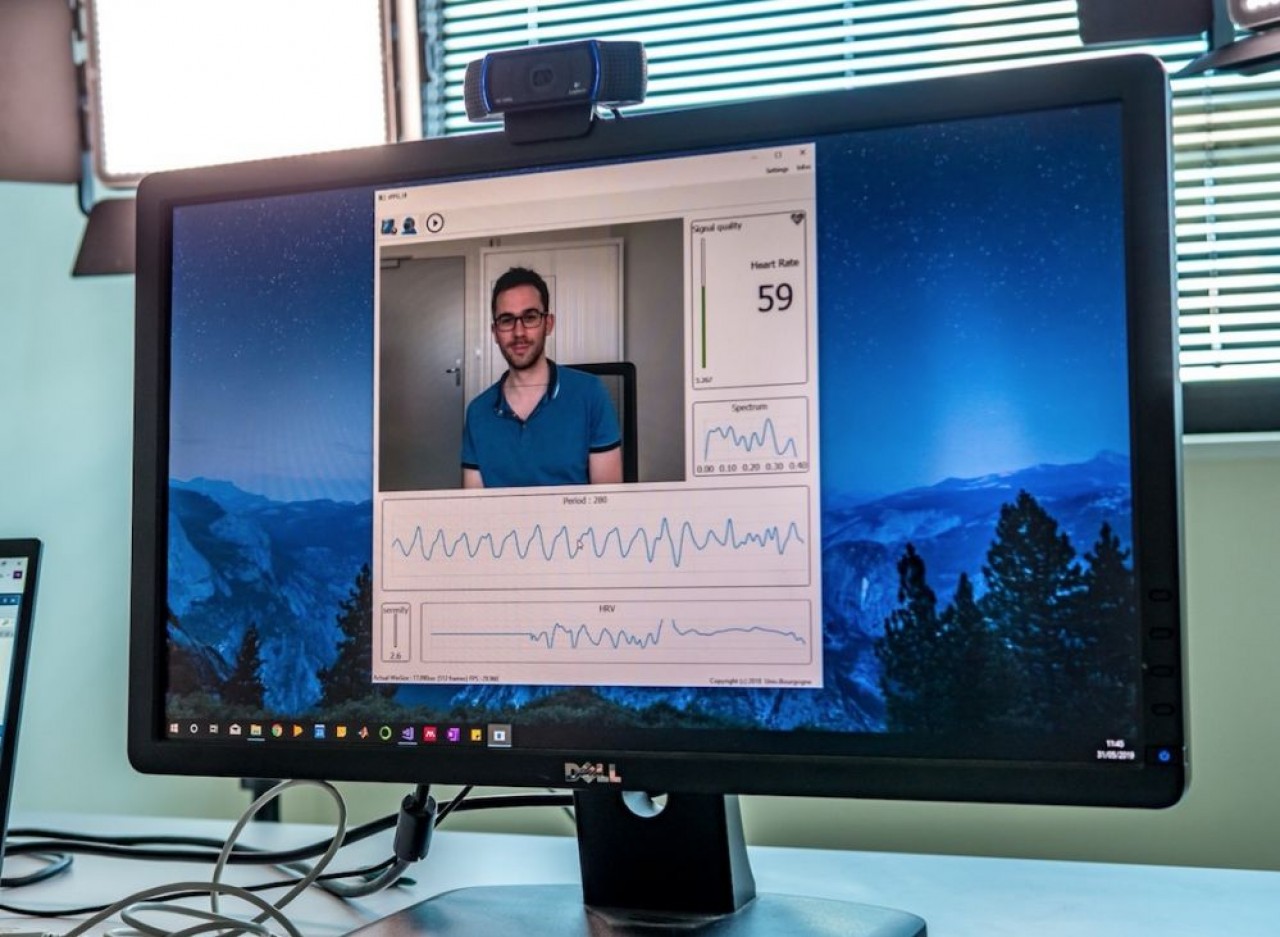 L’interface du logiciel rPPG qui permet d’estimer certains paramètres physiologiques d’une personne, à partir du simple flux vidéo d’une caméra classique, montrant ici 59 pulsations cardiaques. © E. Pau