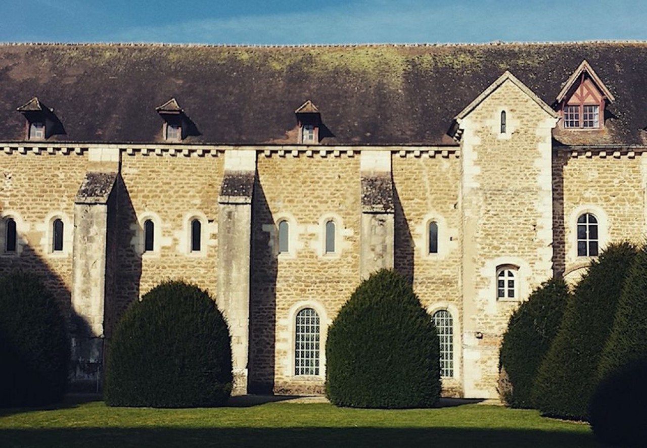 Le bâtiment des converts du domaine de l'abbaye de Pontigny sera le premier restauré pour y installer un centre d'art contemporain. © Lexy Design