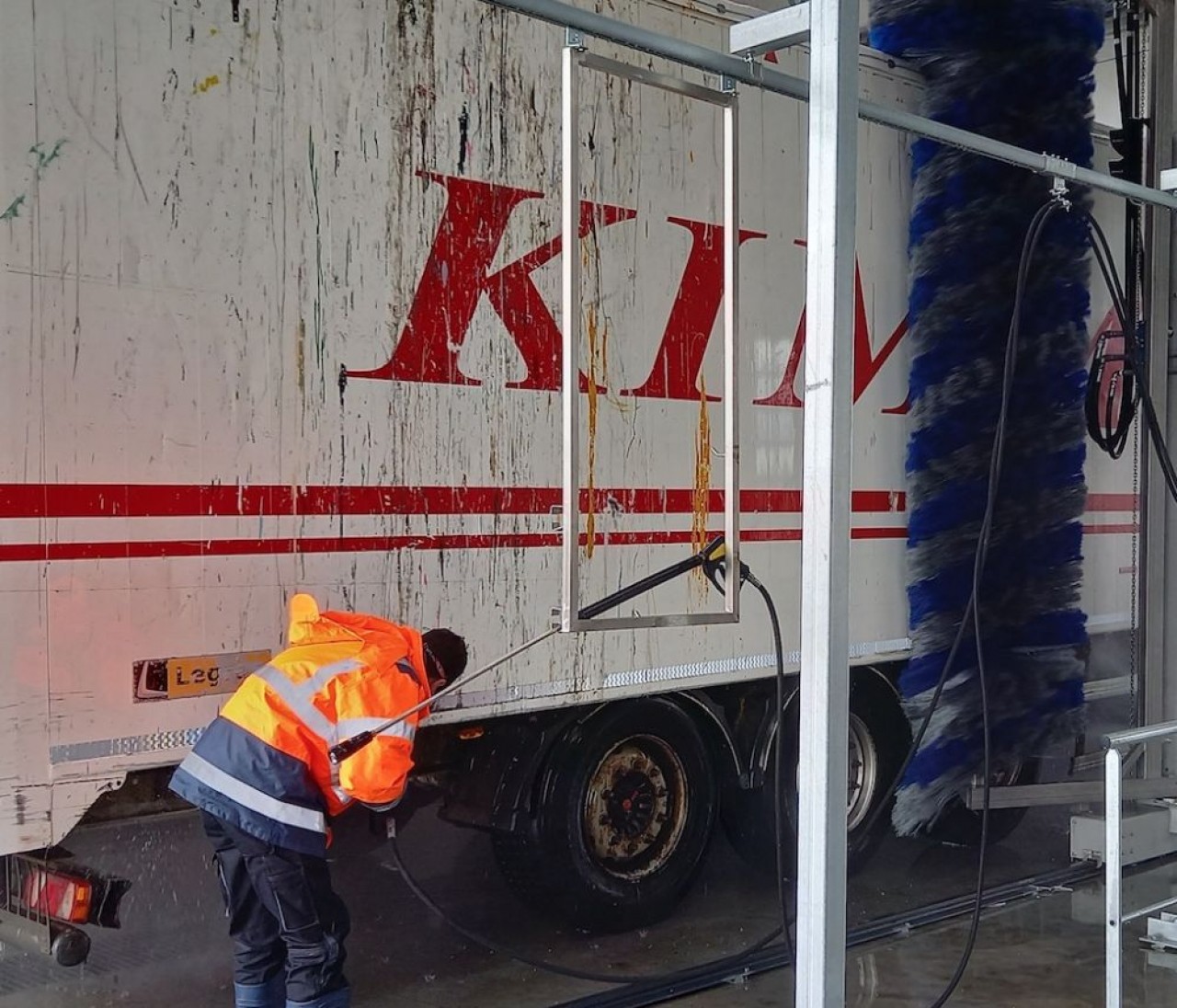 Constatant le manque de parkings sécurités et aires de servces complètes pour les poids lourds, les Transports Kimmel viennent d'installer une aire de services sur l'A4, avec notamment une station de lavage (en photo). © Mathieu Noyer