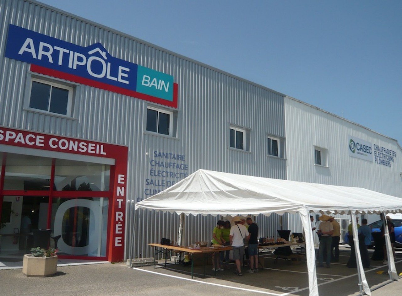 La coopérative d'achat pour les artisans plombiers, chauffagistes et électriciens a pignon sur rue près de Dijon, avec l'enseigne Artipôle du groupement Orcab de professionnels du bâtiment. © Traces Ecrites