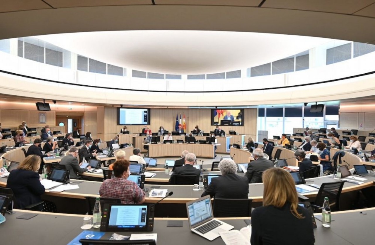 L’assemblée de la Collectivité européenne d’Alsace, résultant d’une fusion des départements du Bas-Rhin et du Haut-Rhin, compte 80 élus. Ici en session plénière le 31 mai 2021. © Alexandre Schlub/CeA