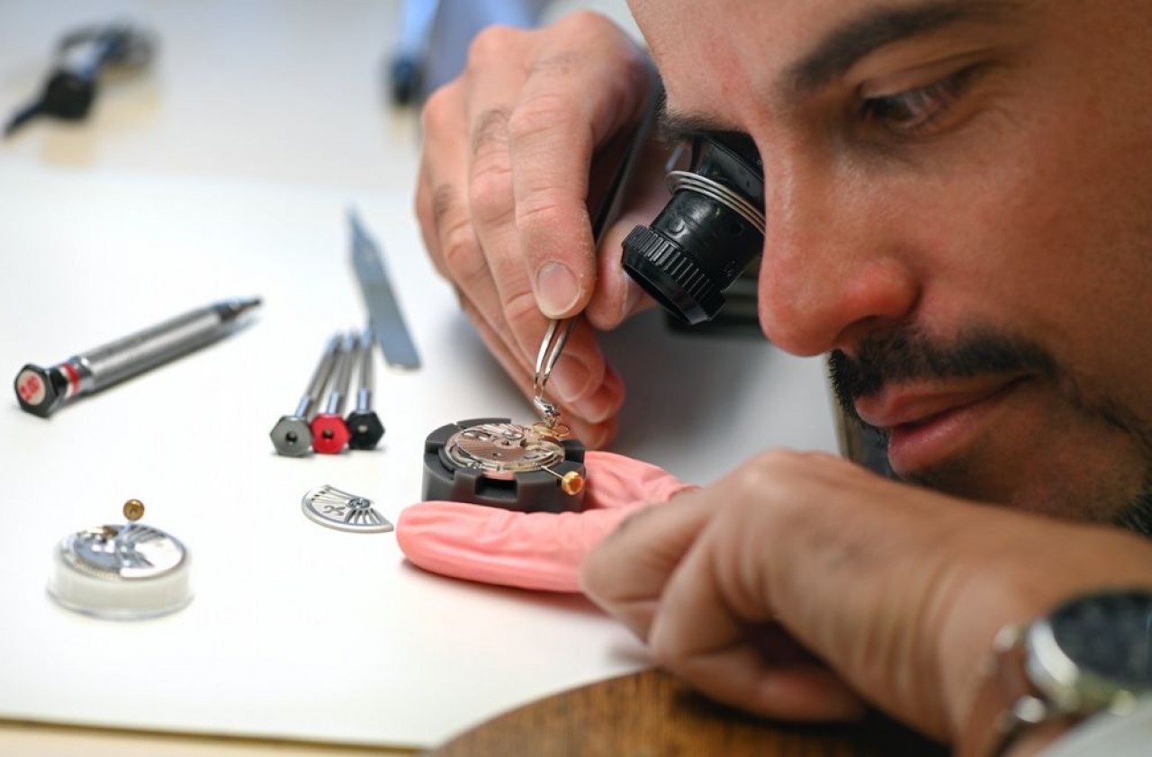 La manufacture Pequignet fait le pari de mouvements majoritairement français, le marché étant dominé par les mécanismes suisses et asiatiques. En photo, mise en place du balancier spiral du calibre Initial par Julien, horloger. © Laurent Cheviet