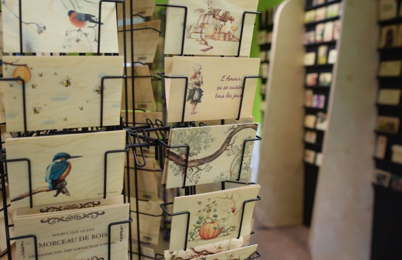 Installée en pleine campagne dans un bâtiment qu’elle vient de racheter à la communauté de communes du Val d'Amour, Hironwoods fabrique des cartes avec des feuilles de placage en bois. ©Traces Ecrites