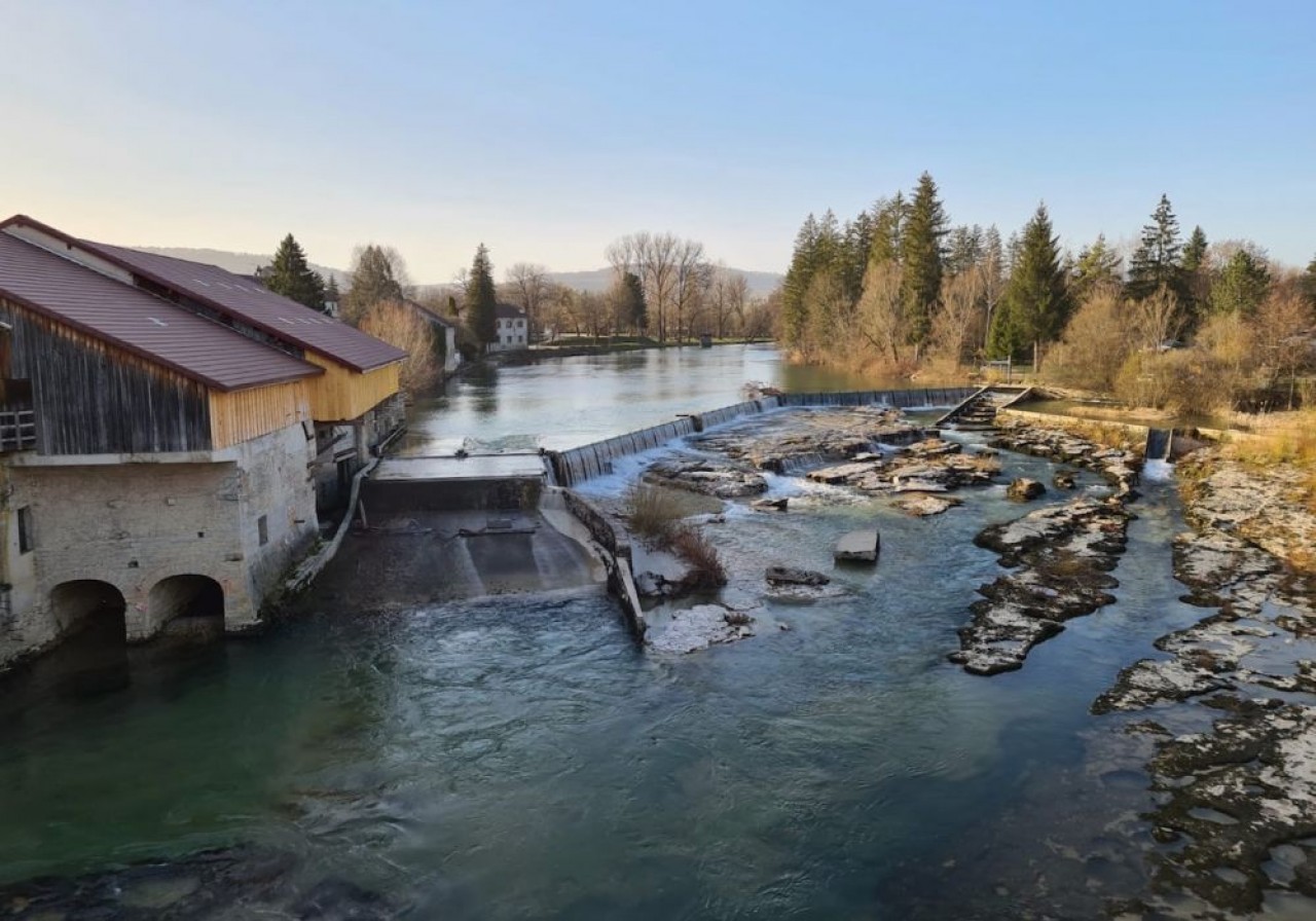 Le barrage de Pont-de-Poitte, sur la rivière Ain, dans le Jura est équipé de 2 turbines de 400 Kw chacune, qui produisent de l’électricité pour un millier de foyers. © Eliteam