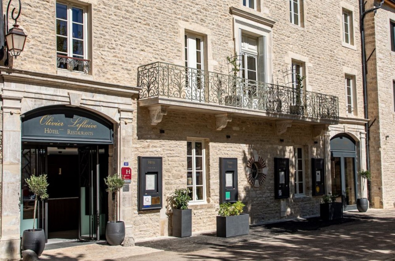 L'hôtel-Restaurant Olivier Leflaive à Puligny-Montrachet renové et agrandi en 2020 pour un montant tenu confidentiel.