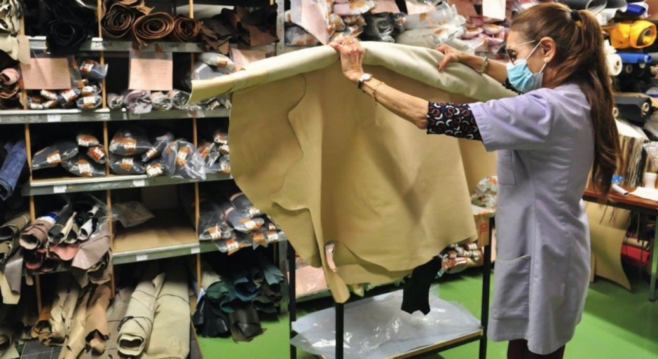 La Compagnie Française de la Chaussure veut réintroduire les métiers de découpe des cuirs et de couture de la « tige ». © Philippe Bohlinger