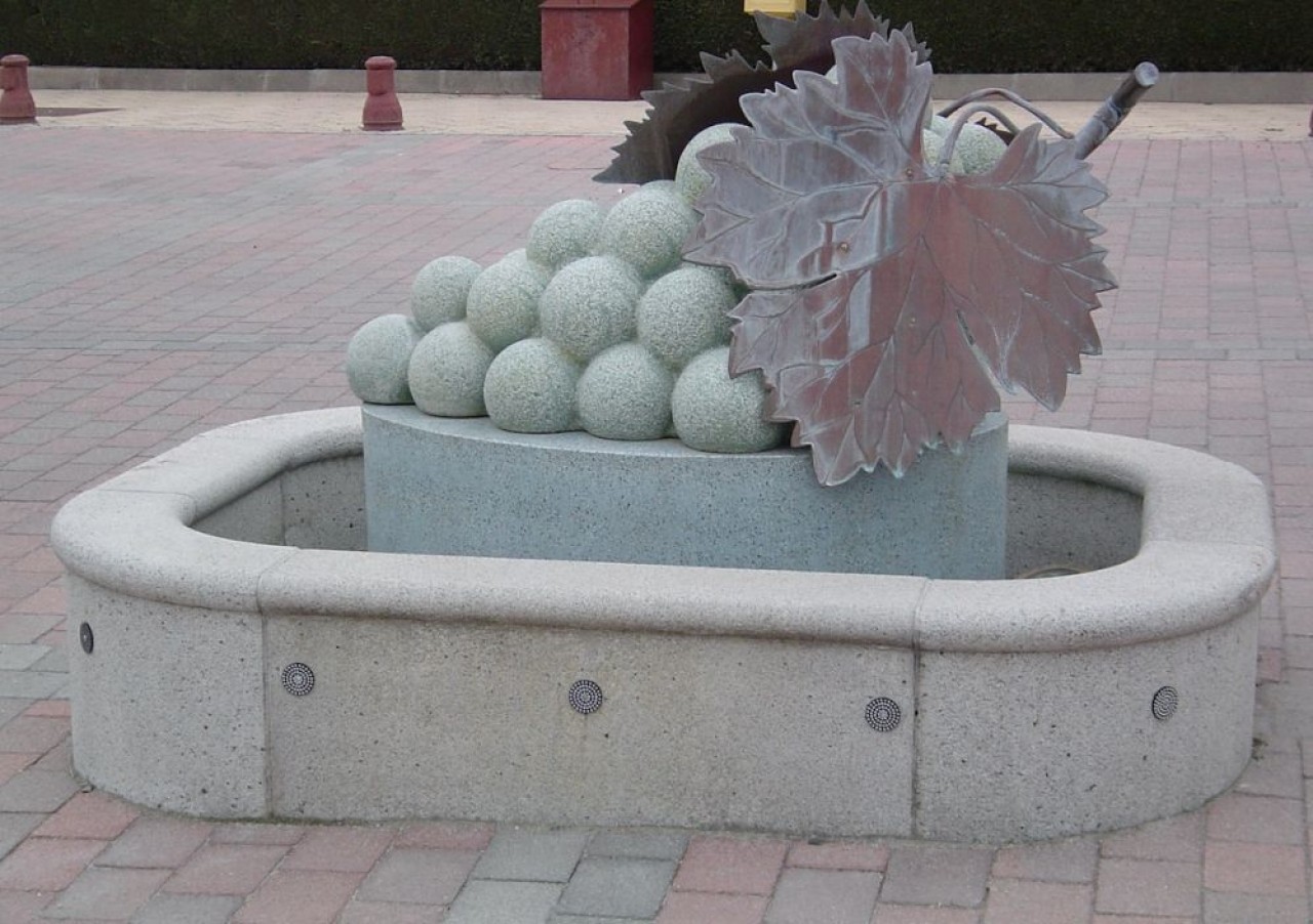 Un exemple de formes complexes réalisées avec la stratoconception, cette grappe de raisin en béton installée sur un rond-point.