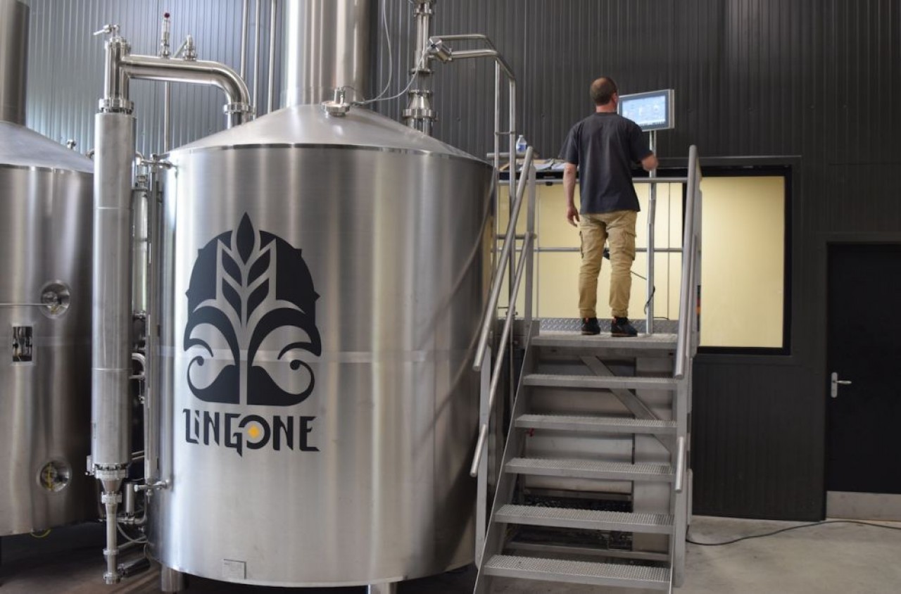 Lingone dispose d’un matériel brassicole ultra-performant pour concasser le malt et l’empâter, le séparer des drèches, effectuer une double cuisson avec ajout de houblon, refroidir et faire fermenter une fois ou deux. © Traces Ecrites