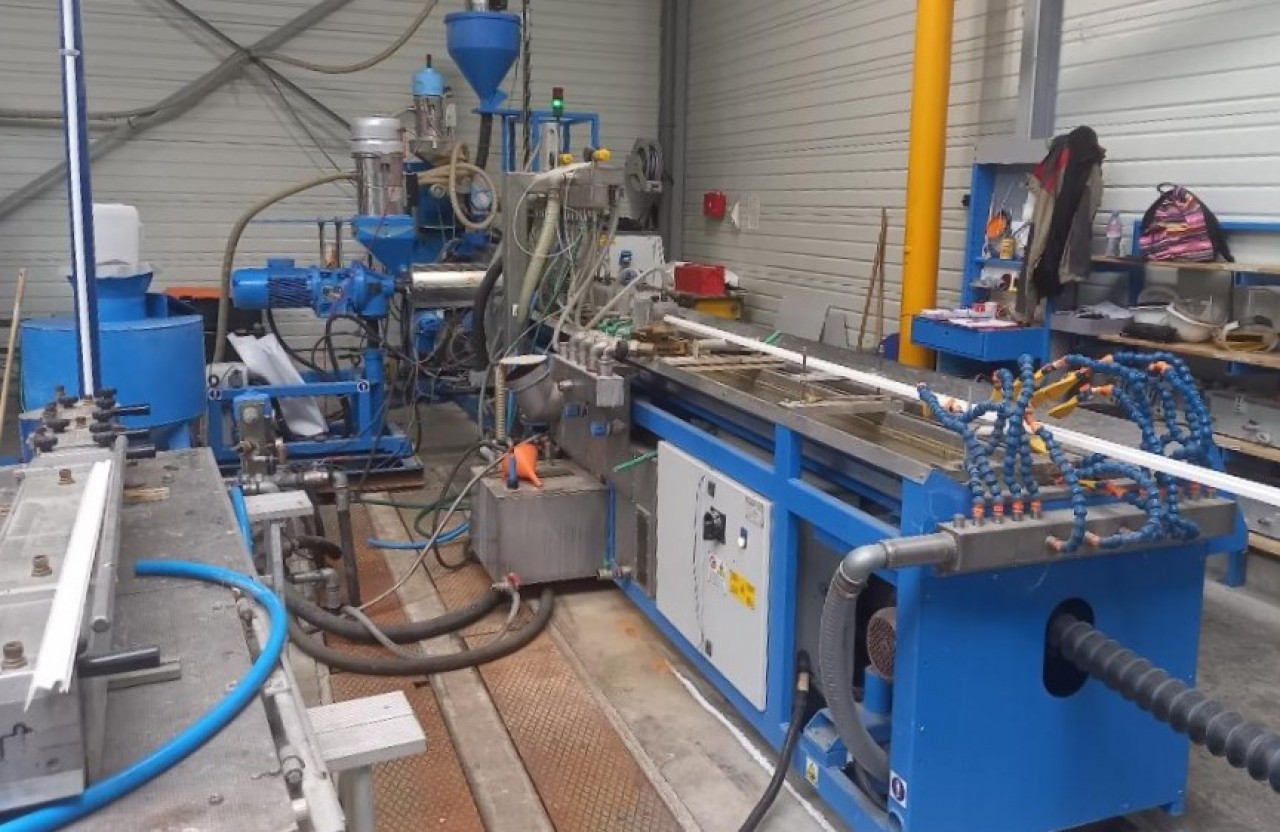 La ligne de production de Myral, fruit d'un investissement de 5 millions d'euros en 2015, permet l'emboîtement des profilés PVC. © Traces Ecrites
