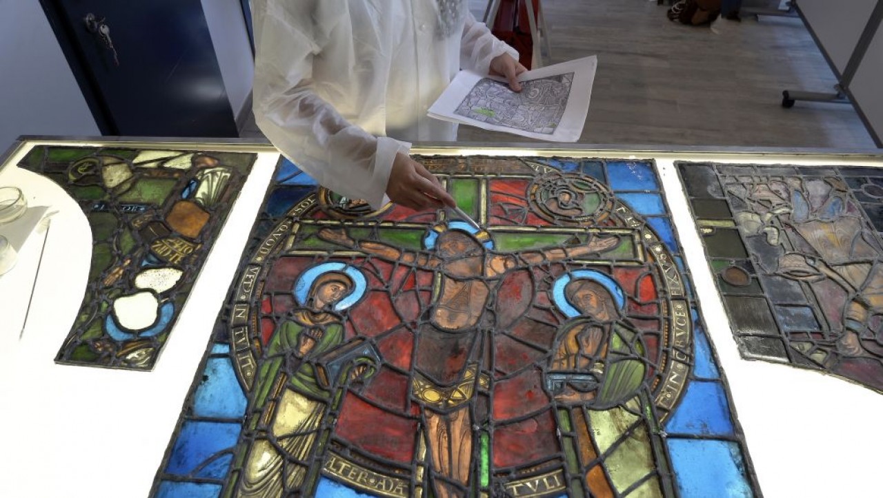 La scénographie de la Cité du vitrail s’inspire des éléments d’un atelier de maître verrier comme les grandes surfaces de travail lumineuses. Ici, L'Atelier Isabelle Baudoin. © Highlight