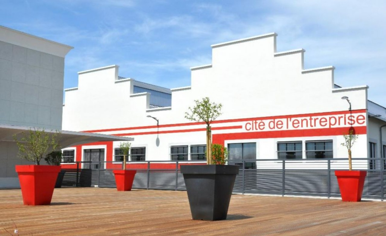 La Cité de l'entreprise à Mâcon (Saône-et-Loire) a reconverti 11.500 m2 de l'ancienne usine d'allumettes, la Seita, en lieu d'accueil d'entreprises innovantes. © MBA