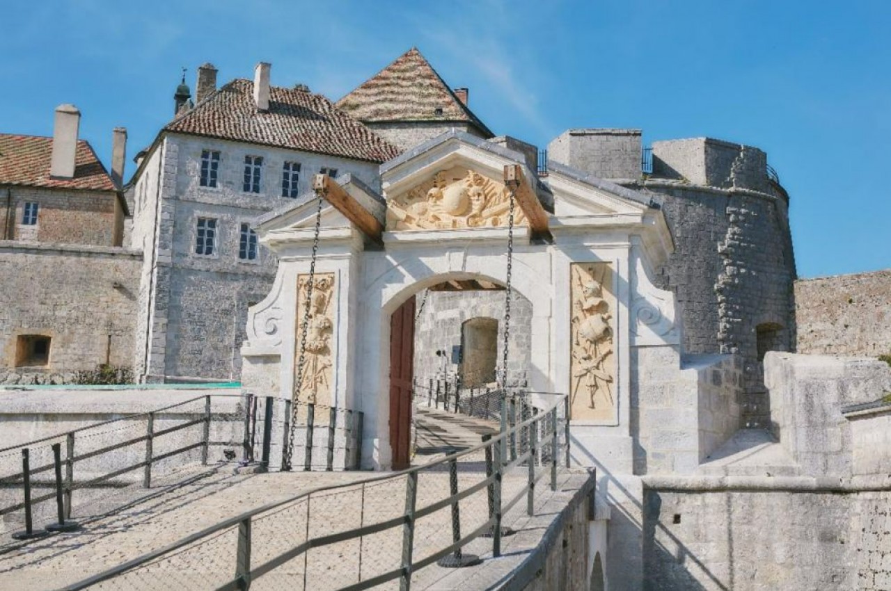 Le château de Joux dans le Doubs retrouve l'éclat de ses pierres et motifs des siècles passés. © Alexis Baud