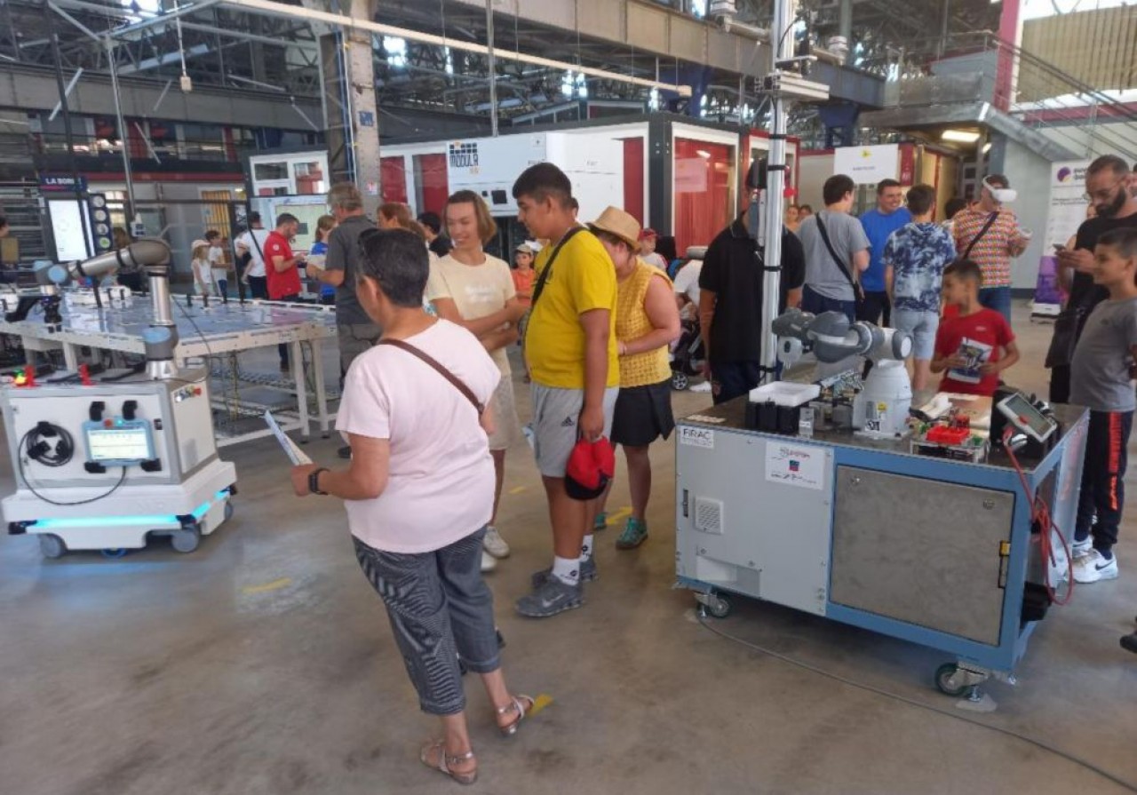 Le public s’est déplacé en masse pour la première édition du festival de l’innovation industrielle au Mattern Lab, nouveau tiers-lieu installé dans l’enceinte de l’usine Stellantis de Sochaux (Doubs). © Mathieu Noyer