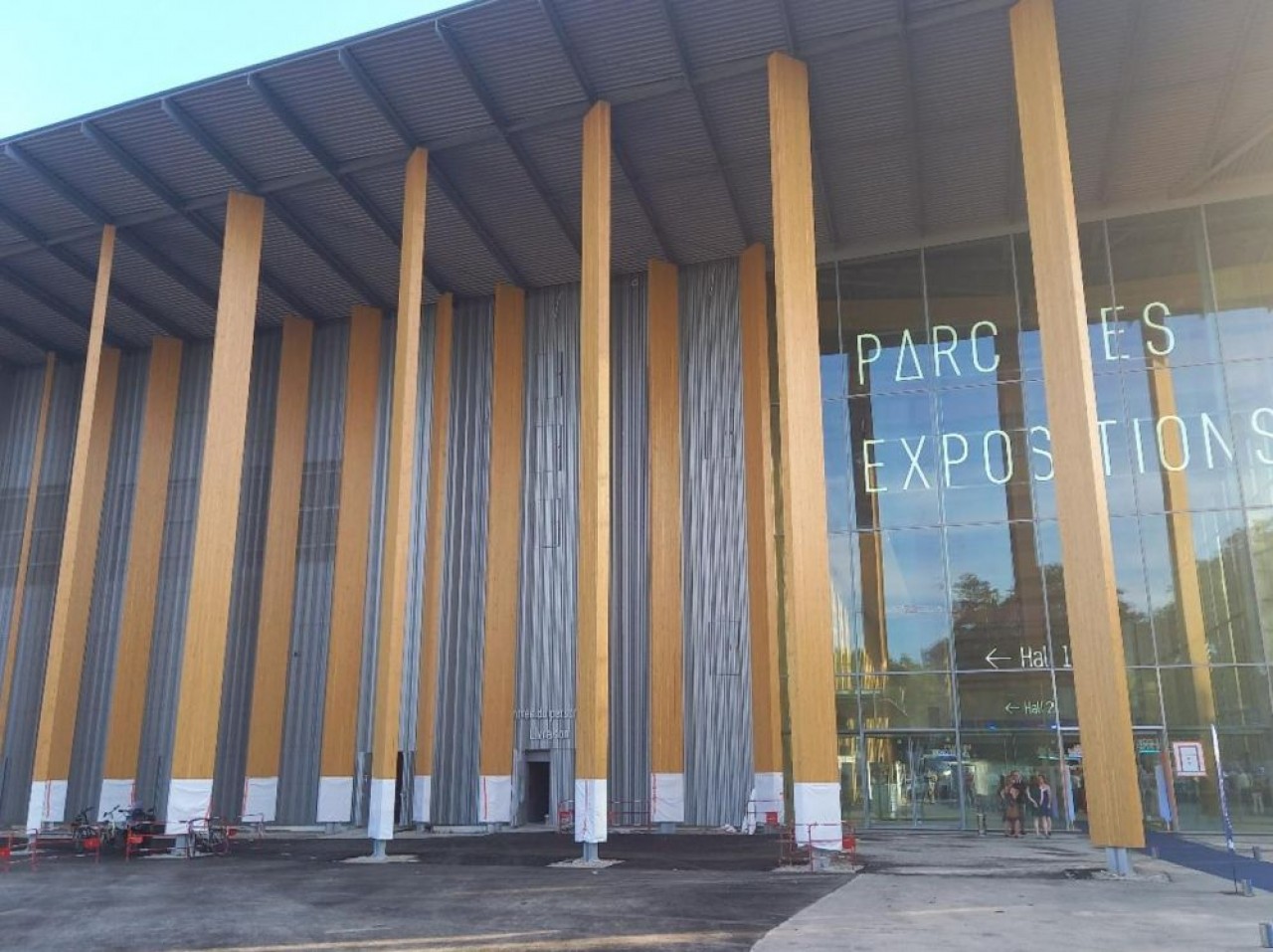 Le nouveau Parc des expositions de Strasbourg s'ouvre par une majestueuse forêt de piliers en bois. © Mathieu Noyer.