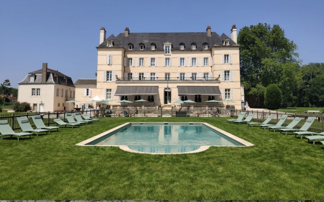 L'arrière du Château de Saulon-la-Rue et sa piscine. © Château de Saulon-la-Rue