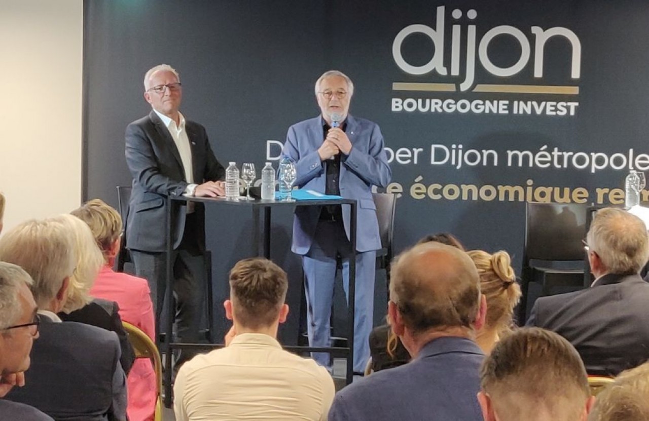 Avec à ses côtés Jean-Philippe Girard, président de Dijon Métropole Développement, François Rebsamen, maire de Dijon et président de la métropole, explique les atouts de sa ville à faire valoir en terme d'attractivité. © Traces Ecrites