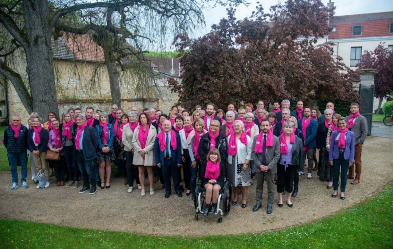 Photo de famille des ambassadeurs de la Haute-Marne avec les élus du conseil départemental. © CD 52